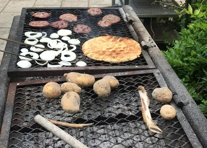 Dom wakacyjny Bergerie With Large Swimming Pool Faux (Dordogne)